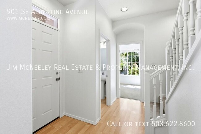 Building Photo - 901 SE Albertine St