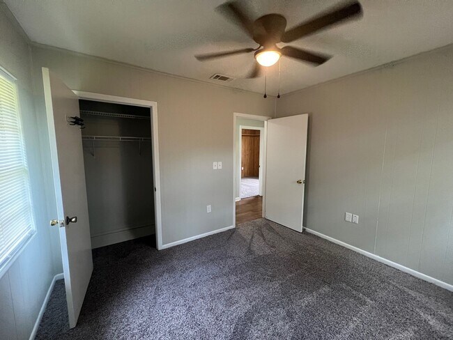 Building Photo - 3 bedroom 1 bathroom in Northport
