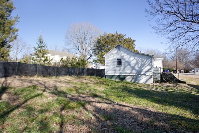 Building Photo - Friendly 2 Bedroom, 1 Bath bungalow in Hillsborough!