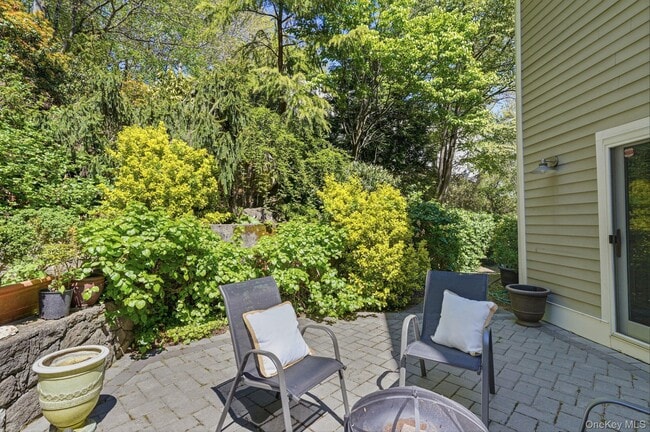 Building Photo - 60 Hillside Ln