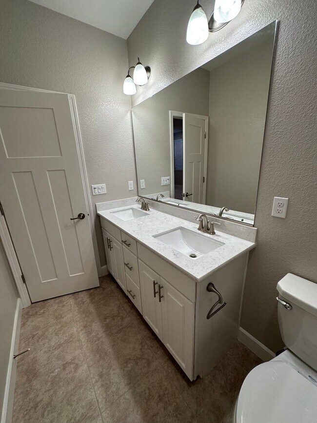 Building Photo - 1561 Osborn Dr