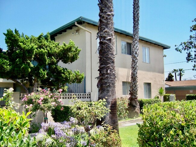 Building Photo - 4900 Woodman Ave