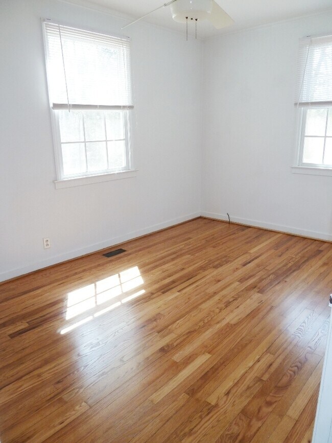 Building Photo - Lovely 2 bedroom home with hardwood floors, deck and sweet location in Chapel Hill