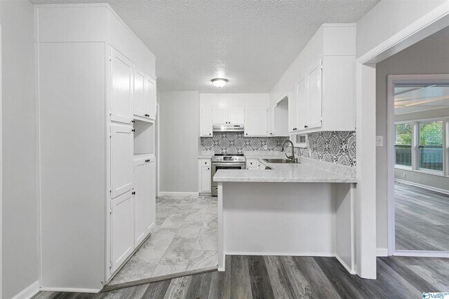 Building Photo - BEAUTIFUL REMODELED 3 BEDROOM HOME