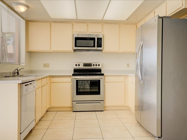 Building Photo - EASTSIDE LOCATION!!!