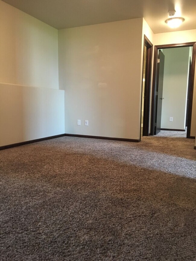 Building Photo - 3 Bed 2 Bath Twin Home