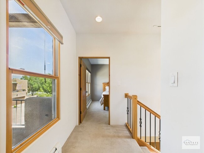 Building Photo - Beautifully Done Custom Built Townhouse wi...