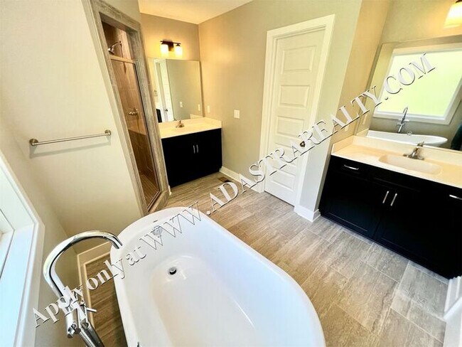 Building Photo - Beautiful Home in Independence-Available in JULY!!