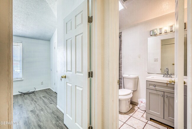 Building Photo - 630 White Cliffs Dr