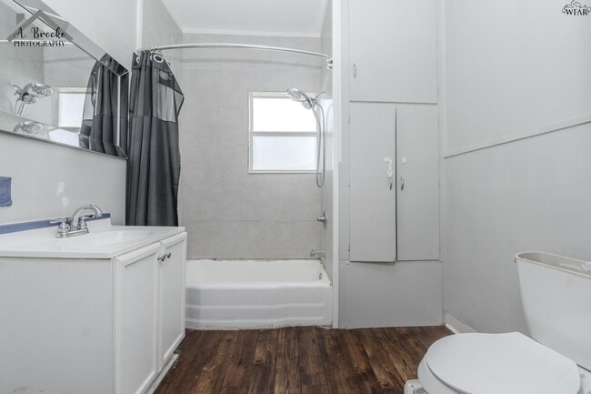 Building Photo - 603 E 4th St