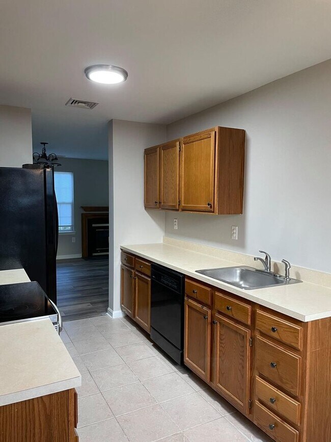 Kitchen - 145 Laurel Ct