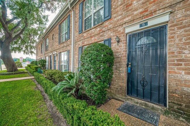 Building Photo - 6410 Del Monte Dr