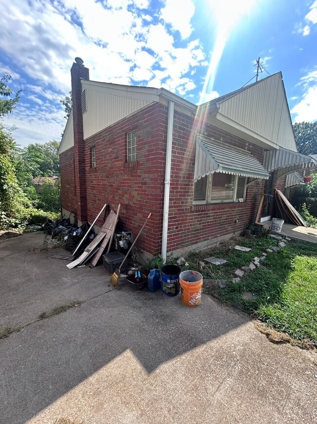 Building Photo - 5556 Floy Ave