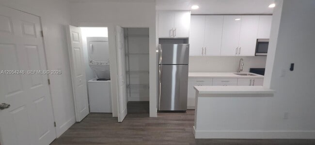 Building Photo - 7901 SW 64th Ave