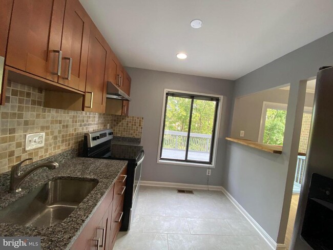 Building Photo - 2908 Cambridge Dr