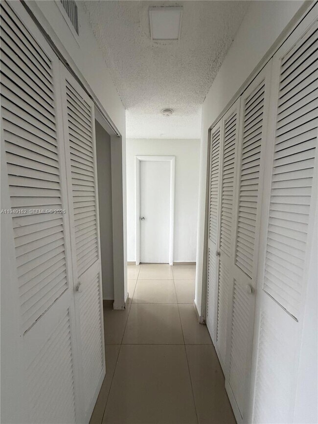 Building Photo - 300 NE 1st Ct