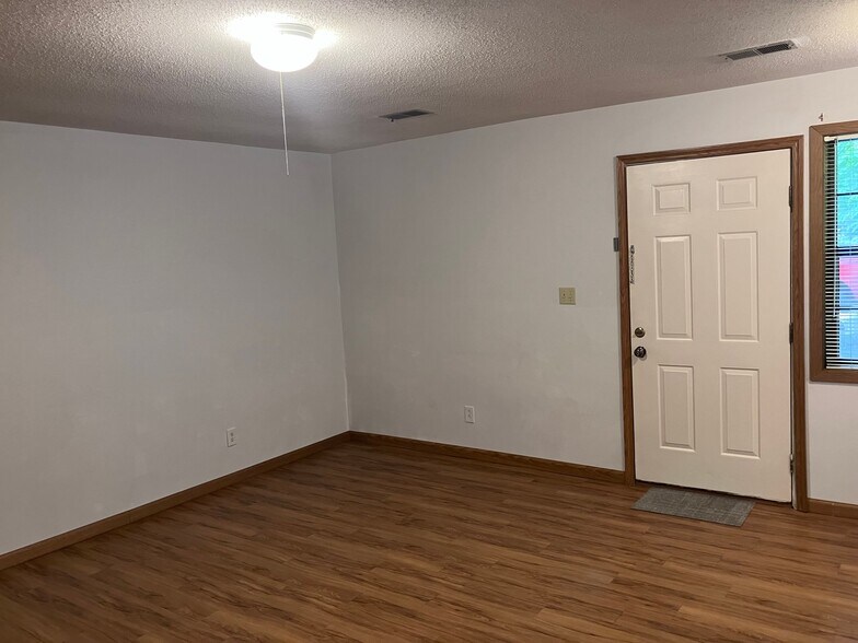 Building Photo - 6306 Fairfield Rd