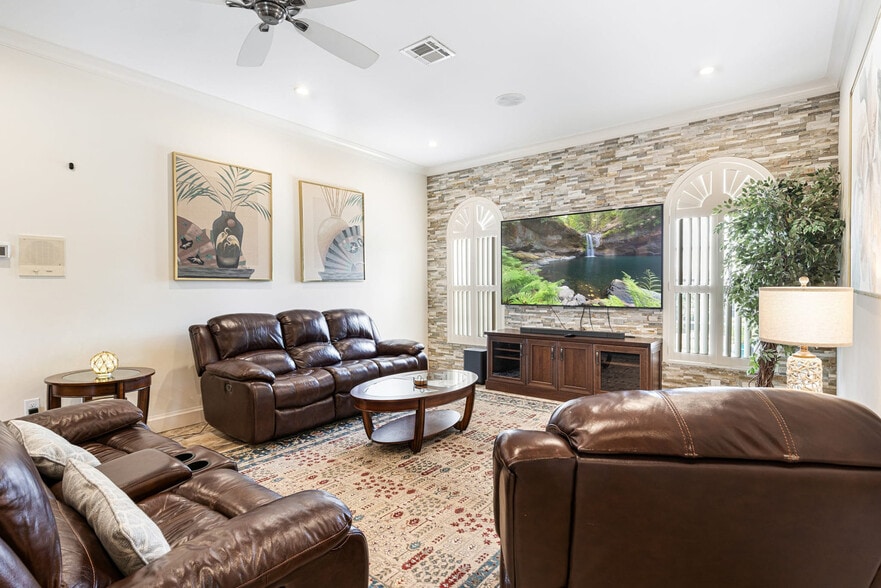 Building Photo - 842 Miramar Ct
