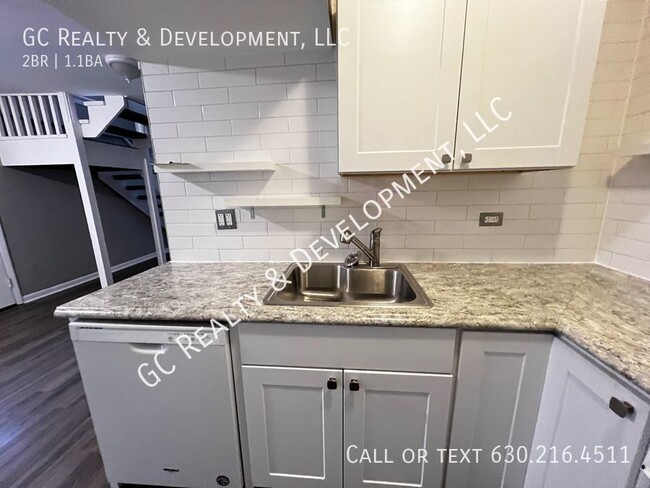 Building Photo - ***3LINCOLN PARK - COACH HOUSE / 2 BDRM + ...
