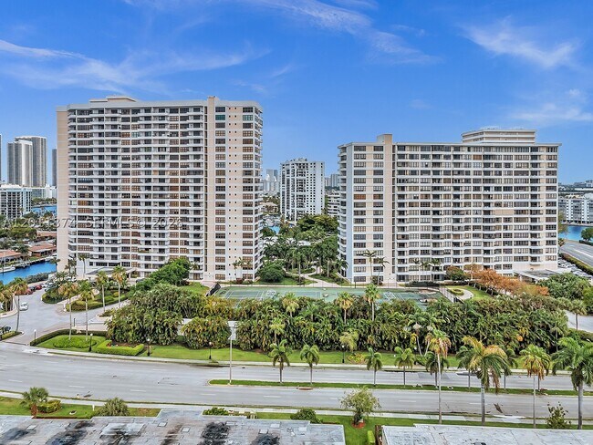 Building Photo - 2500 Parkview Dr