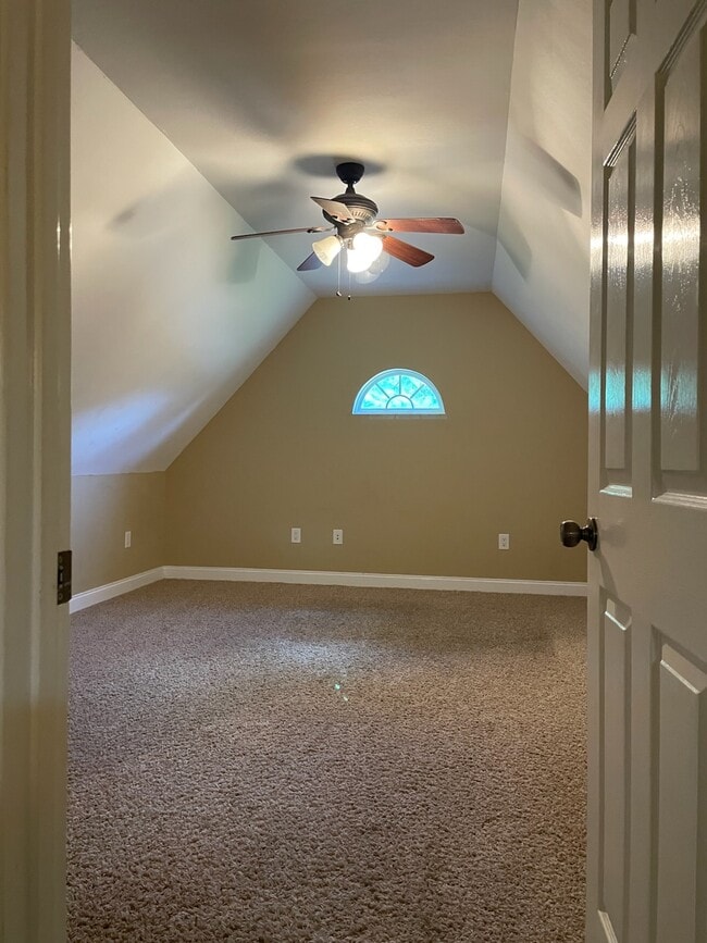 Building Photo - 266 Willow Lake Dr