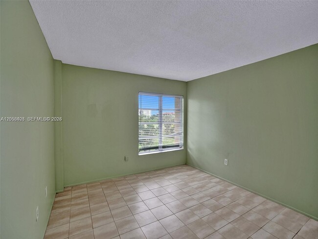 Building Photo - 4166 Inverrary Dr