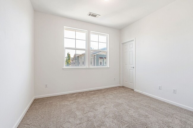 Building Photo - 1,331 sq ft with 2 on-suite bedrooms and o...
