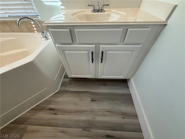 Building Photo - 5568 Jelsma Ave