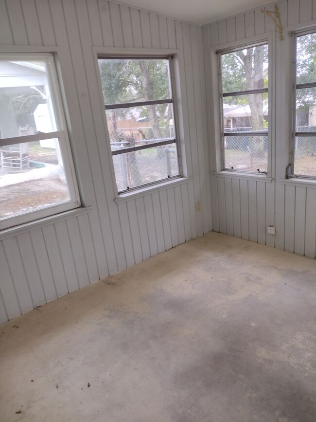 Building Photo - Cute 2 bedroom home with 1 1/2 baths and a...