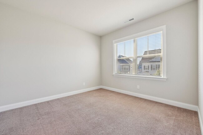 Building Photo - Nice 4 bedroom home with fenced yard