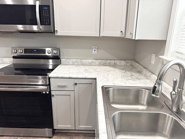 Building Photo - 105 Pinecrest Blvd