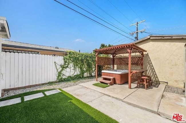 Building Photo - 612 W 105th St