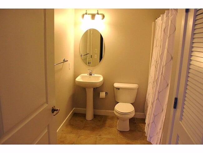 Building Photo - Eastwood Commons 1bd/1ba Condo - Available 6/1