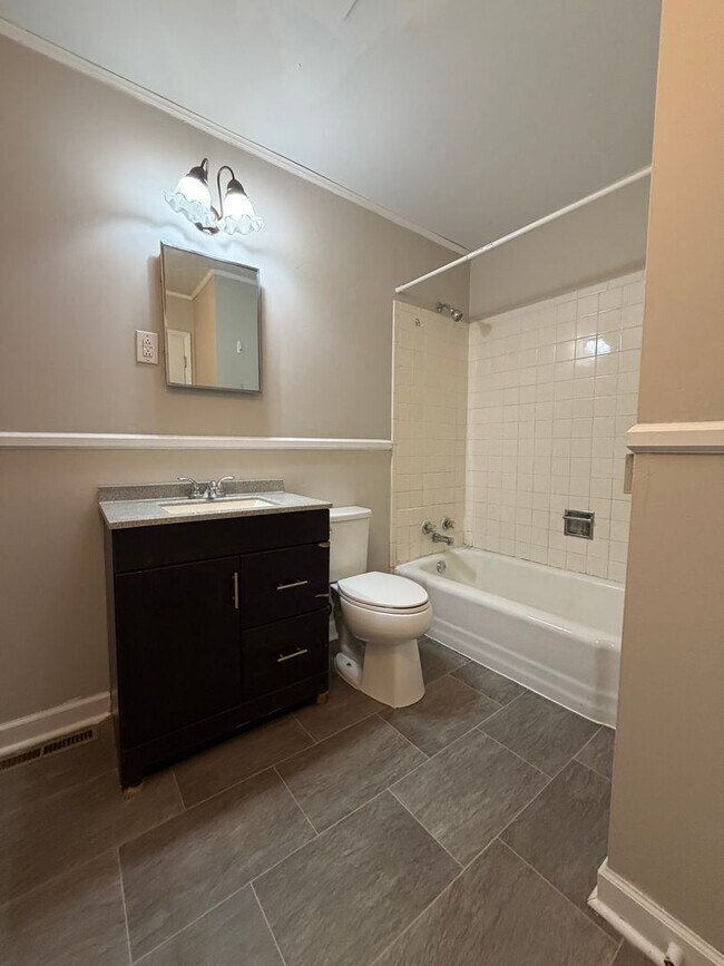 Building Photo - 3 Bedroom in Frankfort!