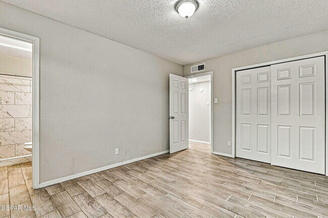 Building Photo - 11524 Meadowbrook Dr