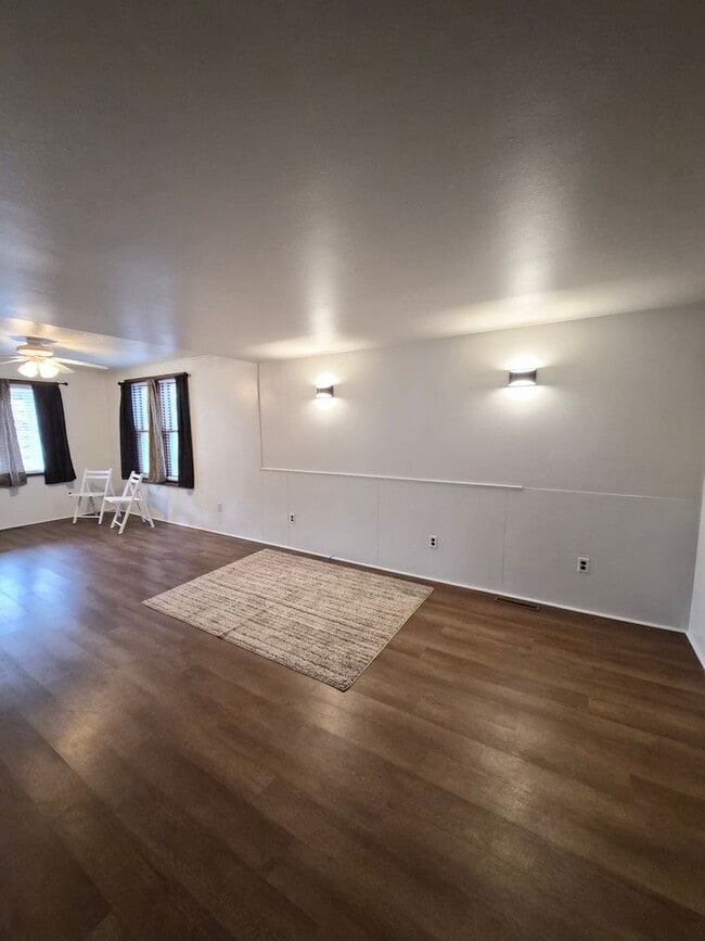 Building Photo - 527 N Franklin St