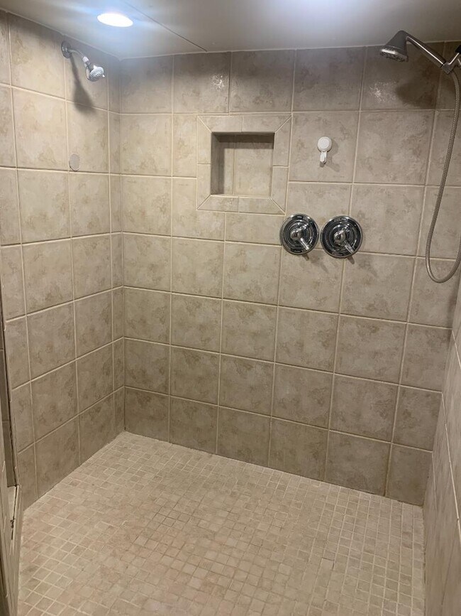 Building Photo - 2709 Highland Dr