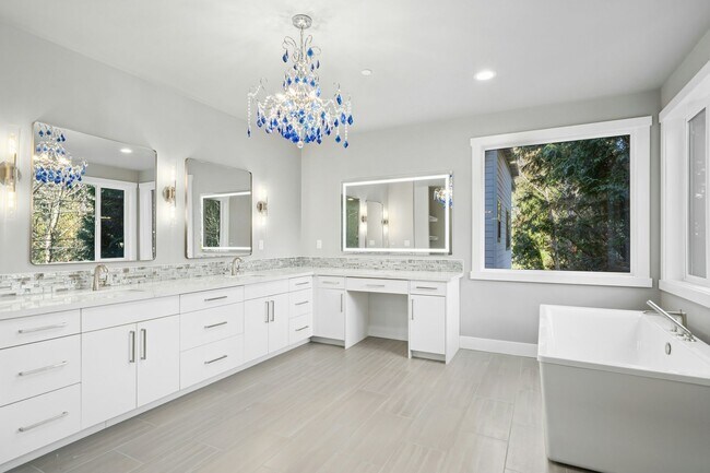 Building Photo - 5Bd/4.5Ba Bellevue House