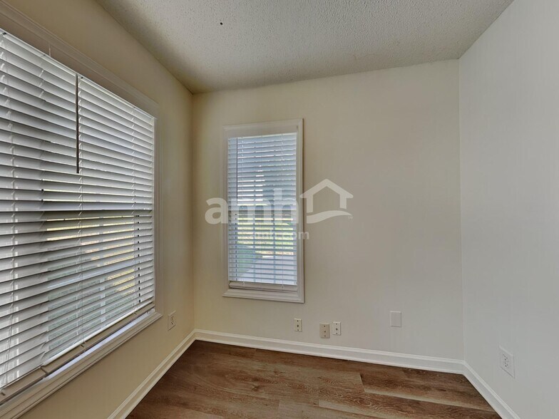 Building Photo - 5765 Regent Village Dr