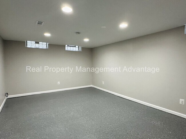 Building Photo - Oak Park Mid-Century Modern Beauty!