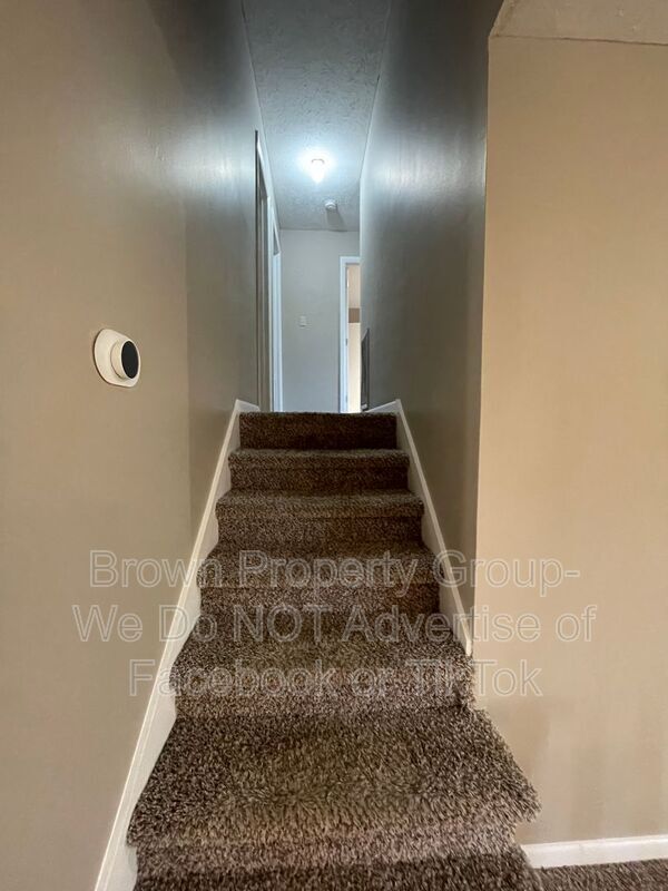 Building Photo - 1536 Rossmore Dr