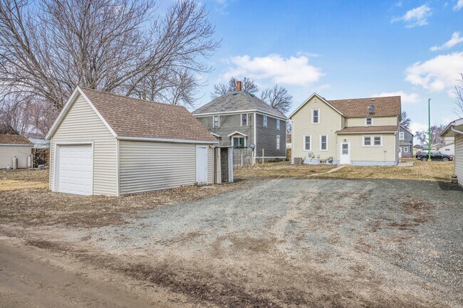 Building Photo - 521 Main St E