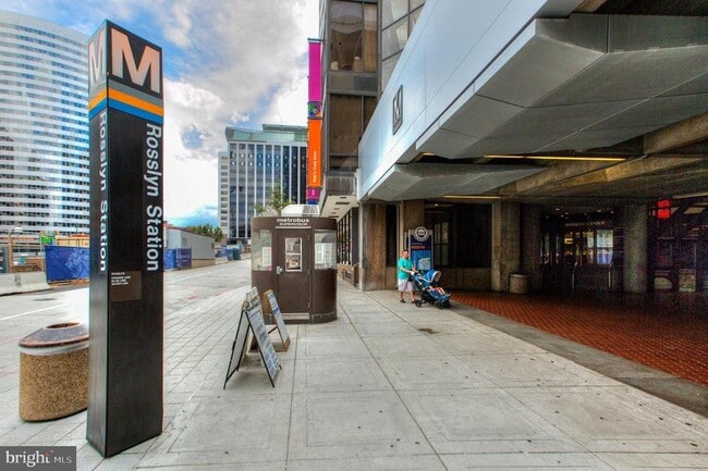 Building Photo - 1555 N Colonial Terrace