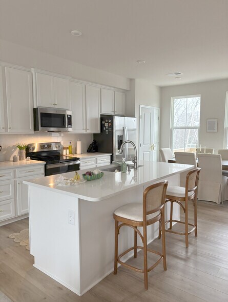 Building Photo - Room in Townhome on Beeler Ln