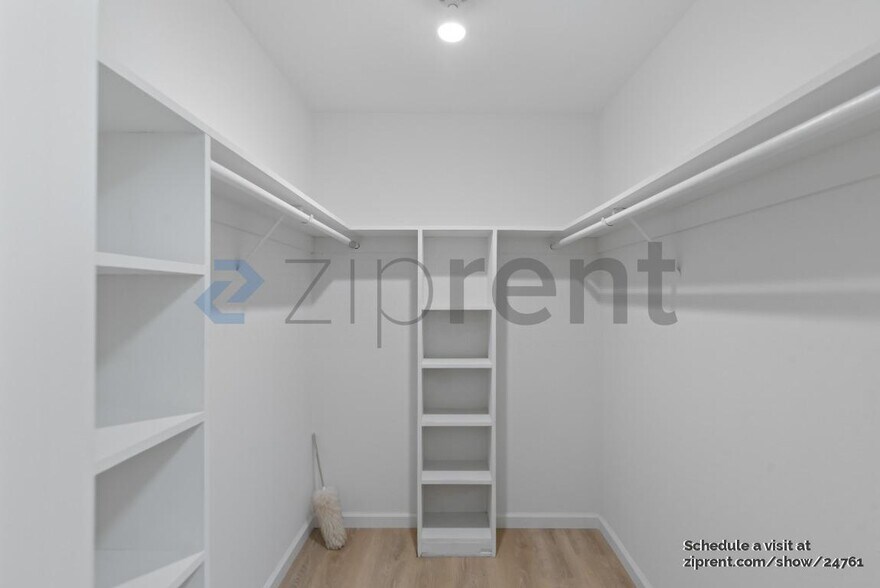 Building Photo - 675 Sharon Park Dr