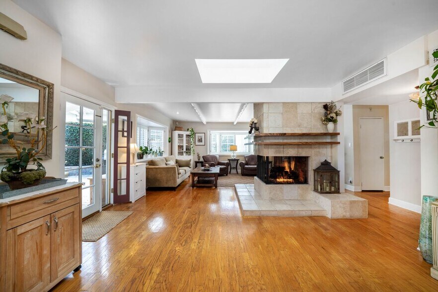 Building Photo - 4571 Canoga Dr