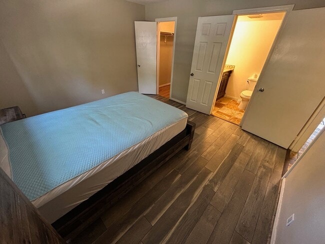 Building Photo - INTRODUCING A COZY AND CONVENIENT 1 BEDROO...