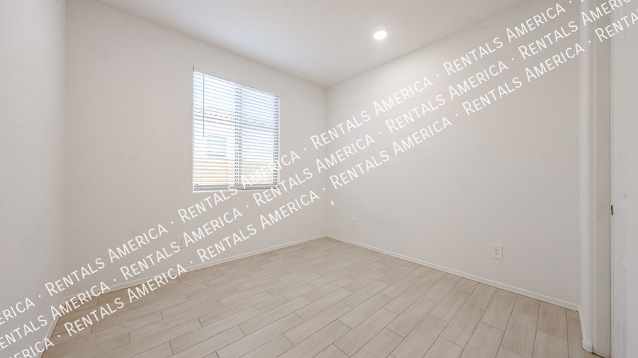 Building Photo - 15689 W Woodlands Ave