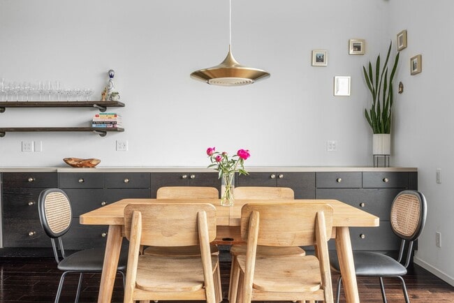 Building Photo - Architectural Contemporary with Panoramic ...