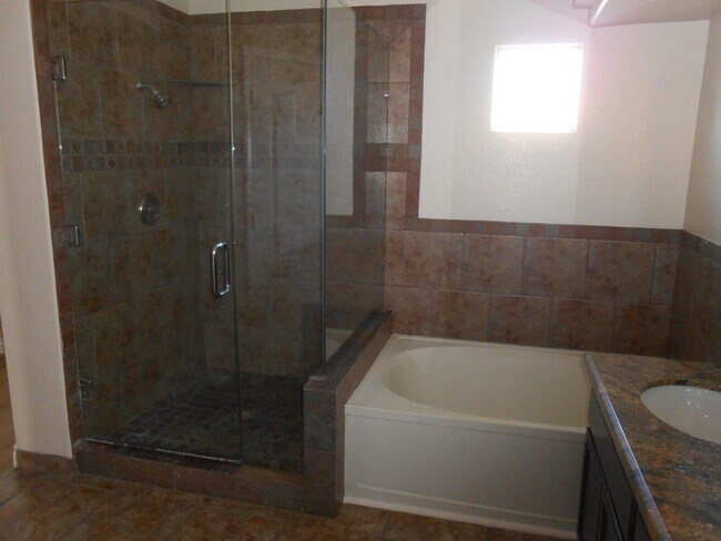 Building Photo - Great 2 Story Home in the NW